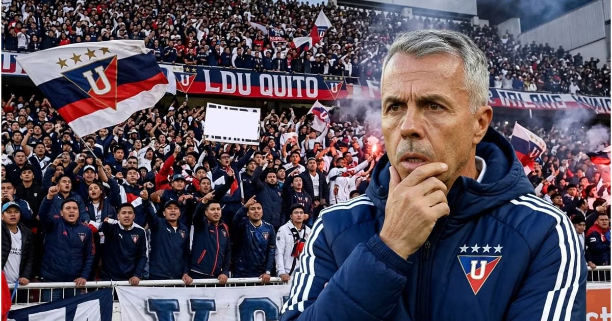 Gustavo Álvarez y la hinchada de LDU