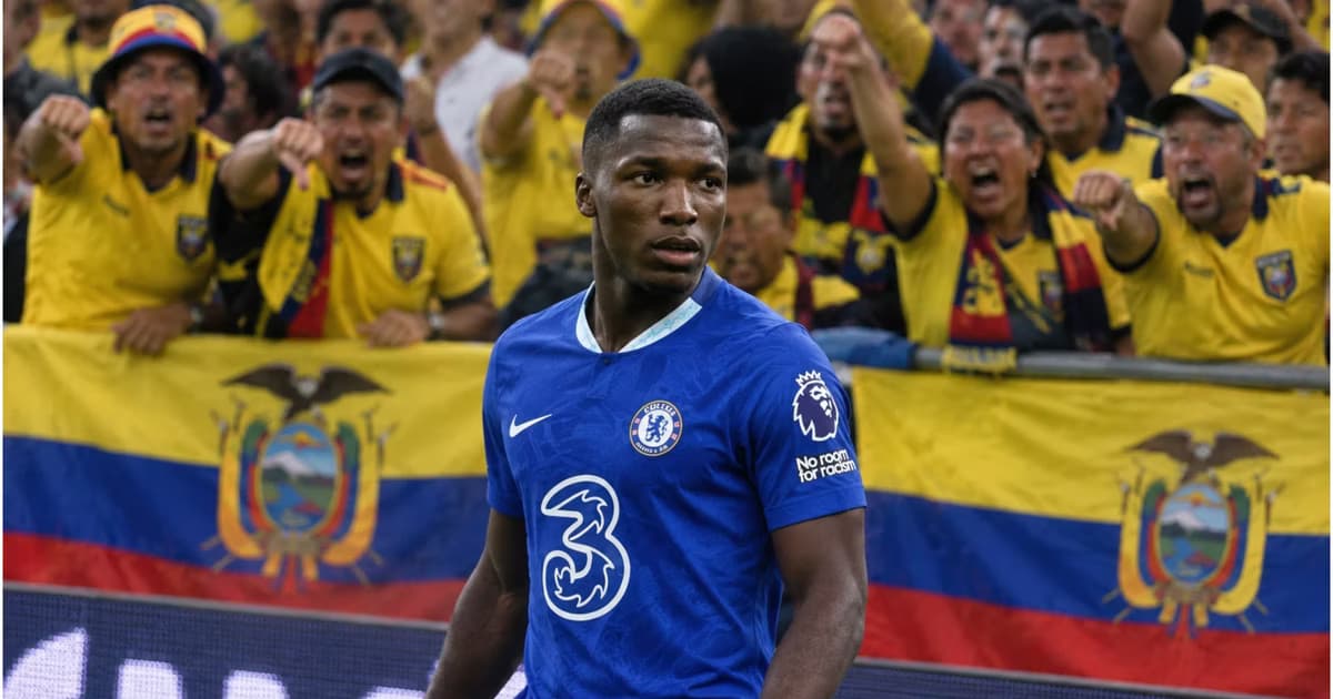 Moisés Caicedo siendo abucheado por ecuatorianos