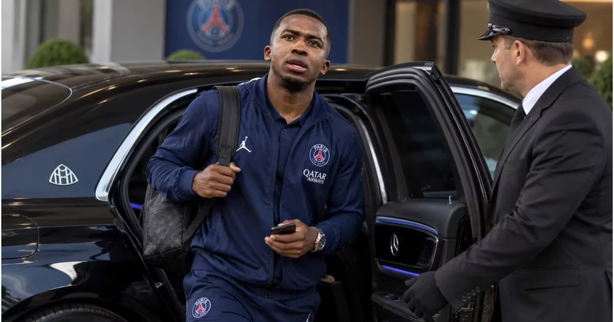 Willian Pacho llegando al entrenamiento del PSG