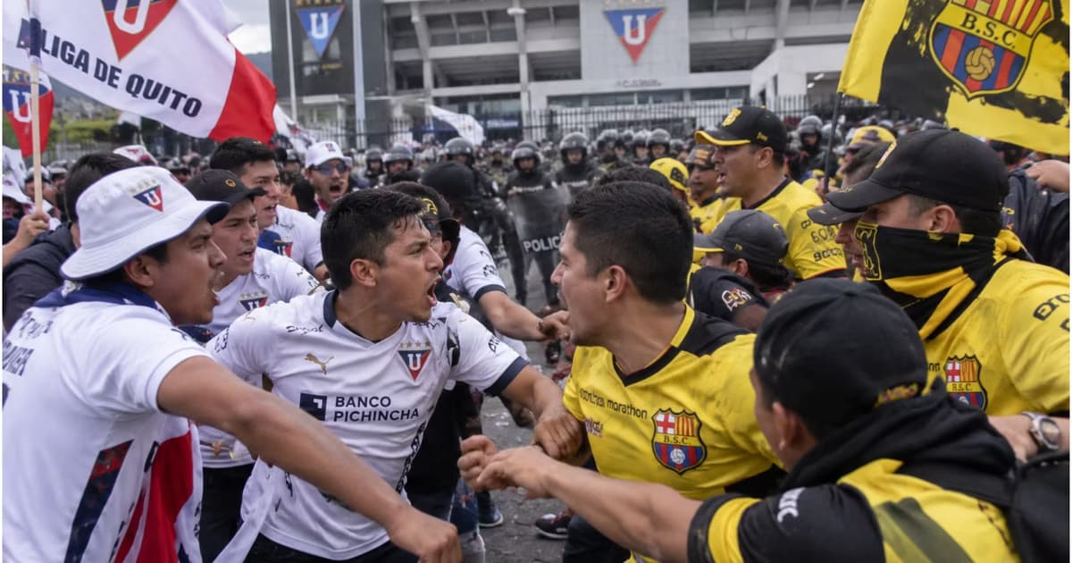 Hinchas de Liga de Quito contra hinchas de Barcelona SC