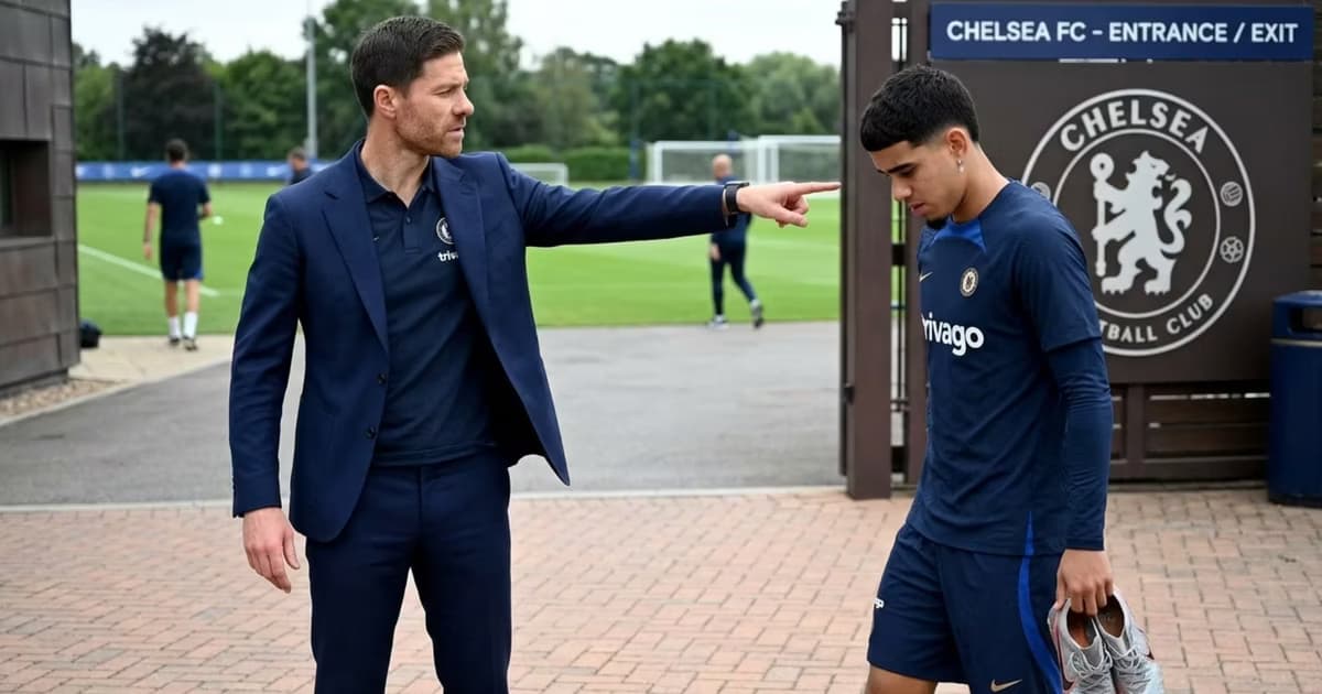 Kendry Páez y Xabi Alonso en el entrenamiento del Chelsea