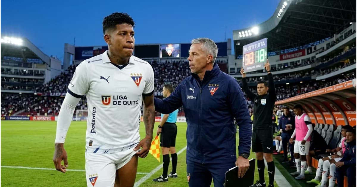 Richard Mina y Gustavo Álvarez en el banquillo de LDU
