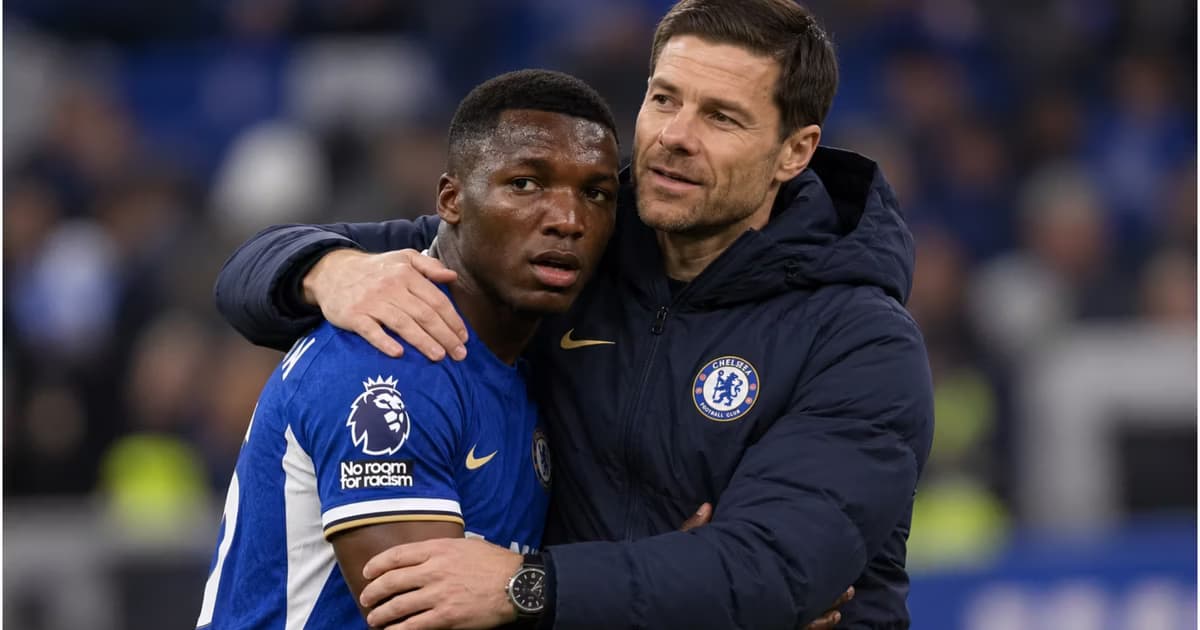 Xabi Alonso y Moisés Caicedo en el Chelsea