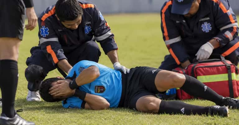 Escándalo en Segunda Categoría: lanzan una piedra a un árbitro y termina en ambulancia