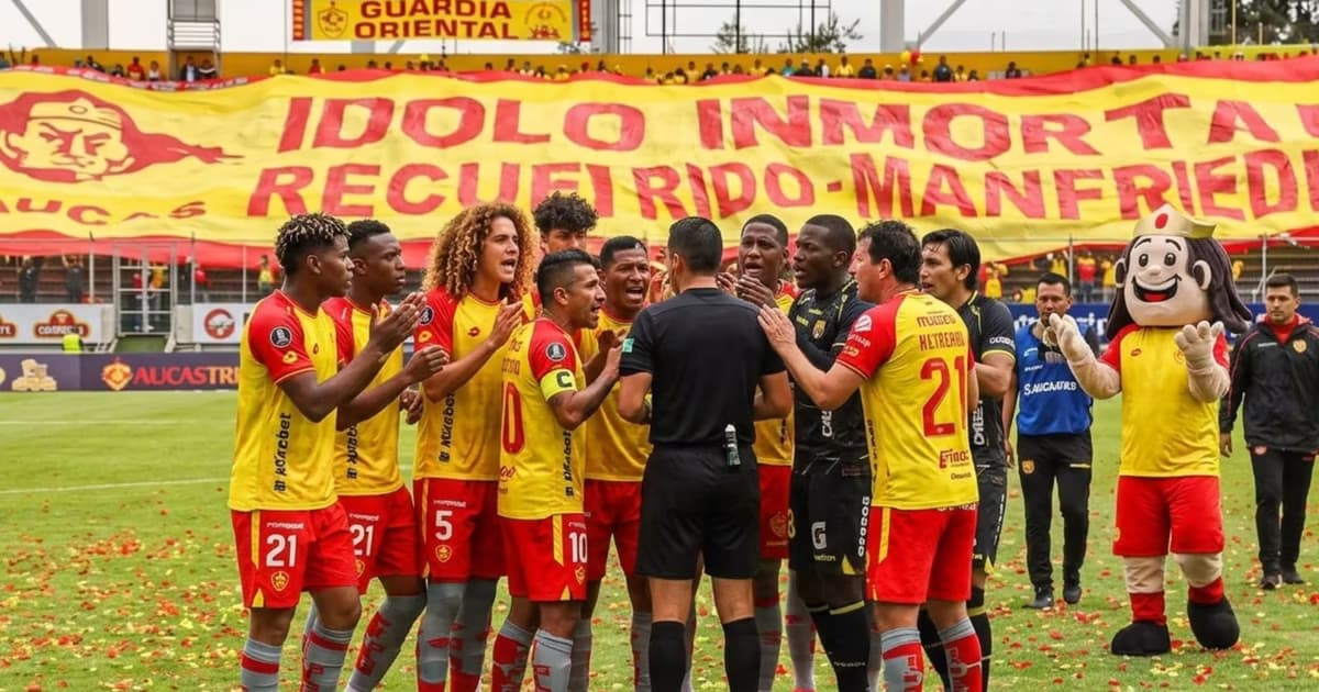 Los jugadores de Aucas reclamando al árbitro