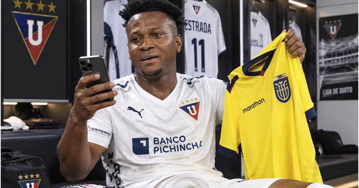 Michael Estrada con la camiseta de Ecuador en la mano