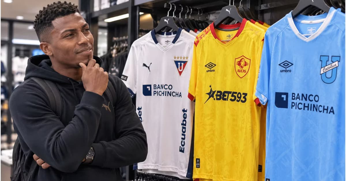 Pedro Ortiz viendo las camisetas de LDU, Aucas y U.Católica