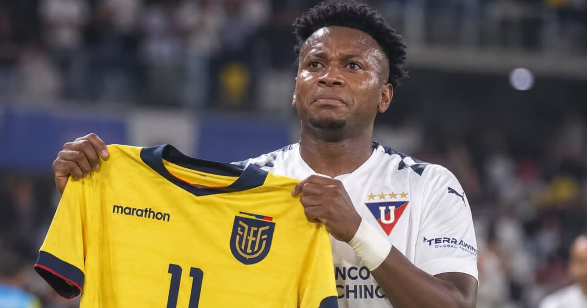 Michael Estrada con una camiseta de Ecuador