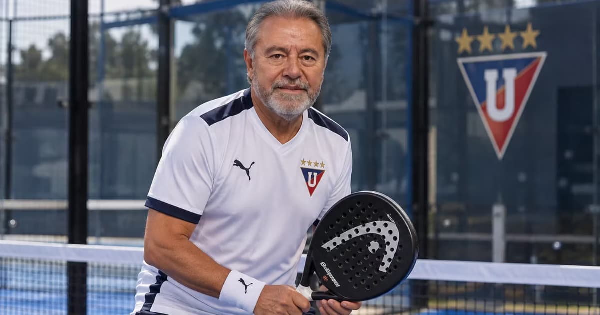 Isaac Alvarez jugando pádel en el country de LDU