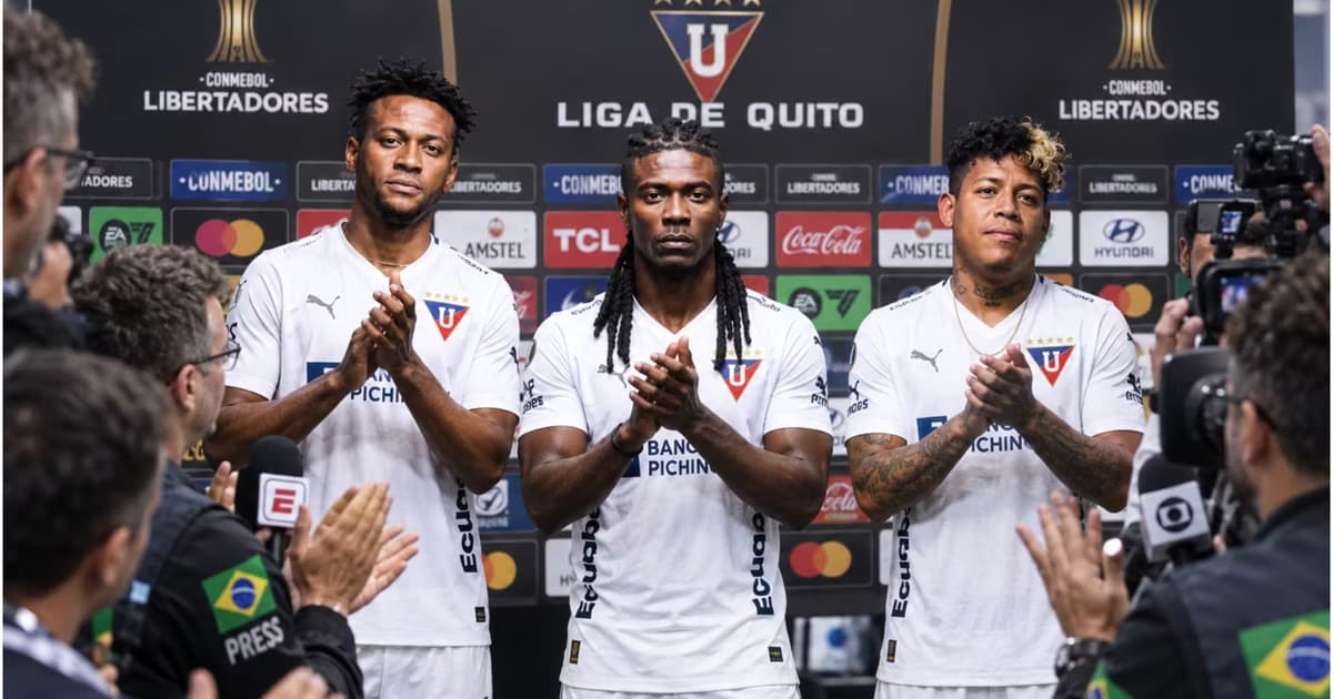 Estrada, Adé y Mina recibiendo aplausos de la prensa