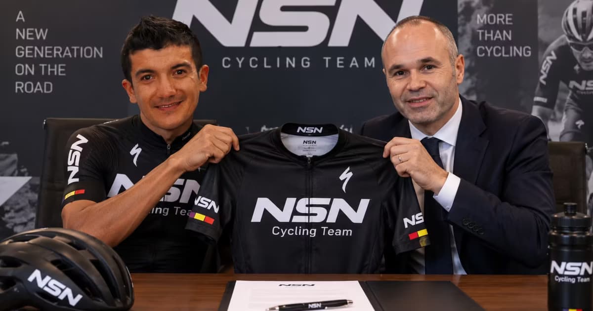 Richard Carapaz y Andrés Iniesta