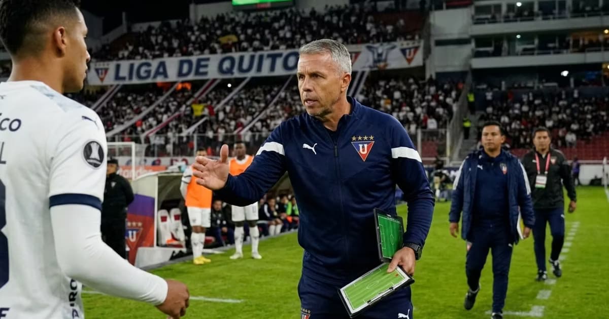 Gustavo Alvarez como DT de LDU