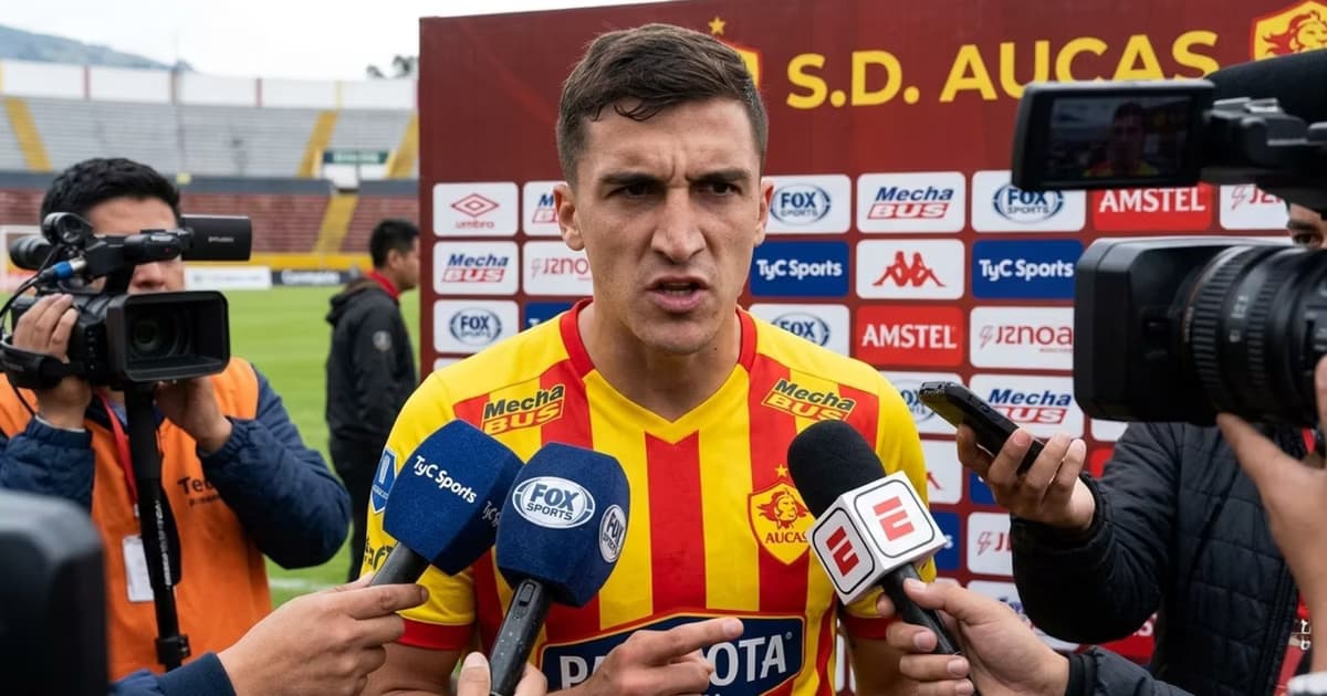 Spina con la camiseta de Aucas ante los medios