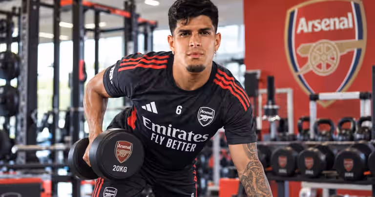 Piero Hincapié reapareció en el gimnasio y anunció su recuperación física con el Arsenal
