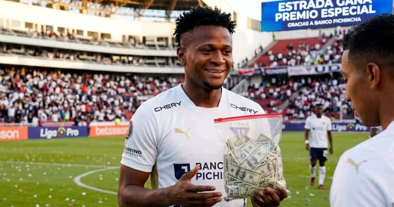 El premio de LDU en Copa Ecuador ya alcanzaría para pagar varios meses del salario de Michael Estrada