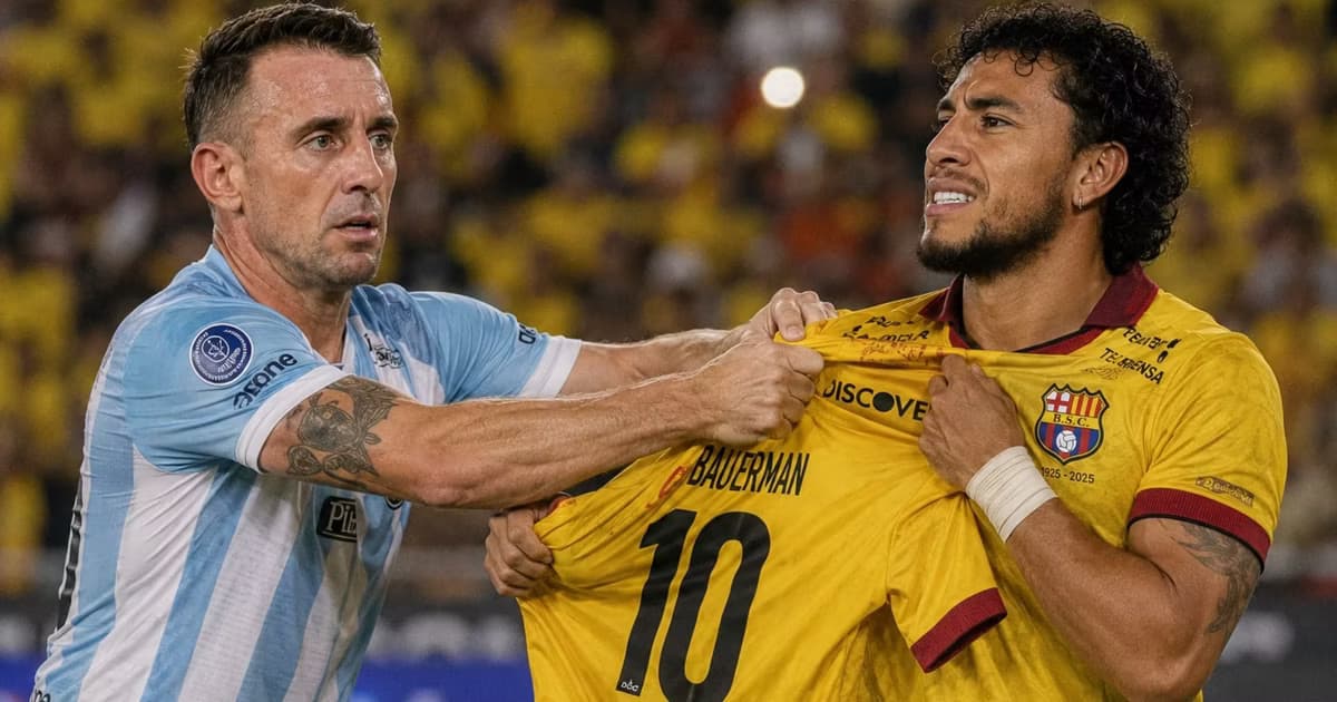 Damián Díaz y Joao Rojas peleando por la camiseta 10