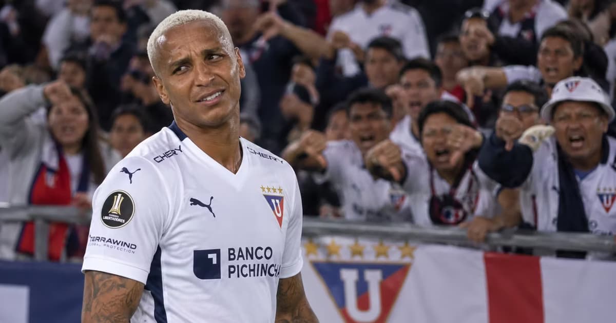 Deyverson siendo criticado por los hinchas de LDU