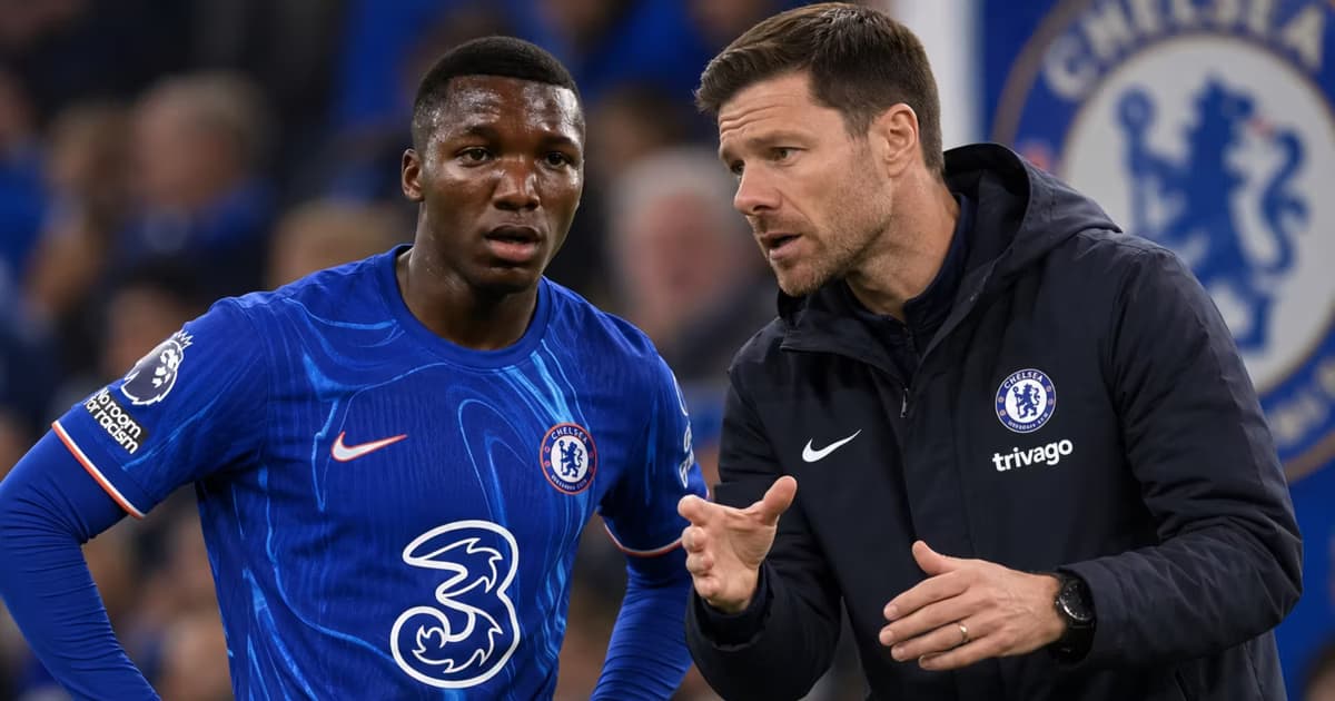 Moisés Caicedo y Xabi Alonso en el Chelsea