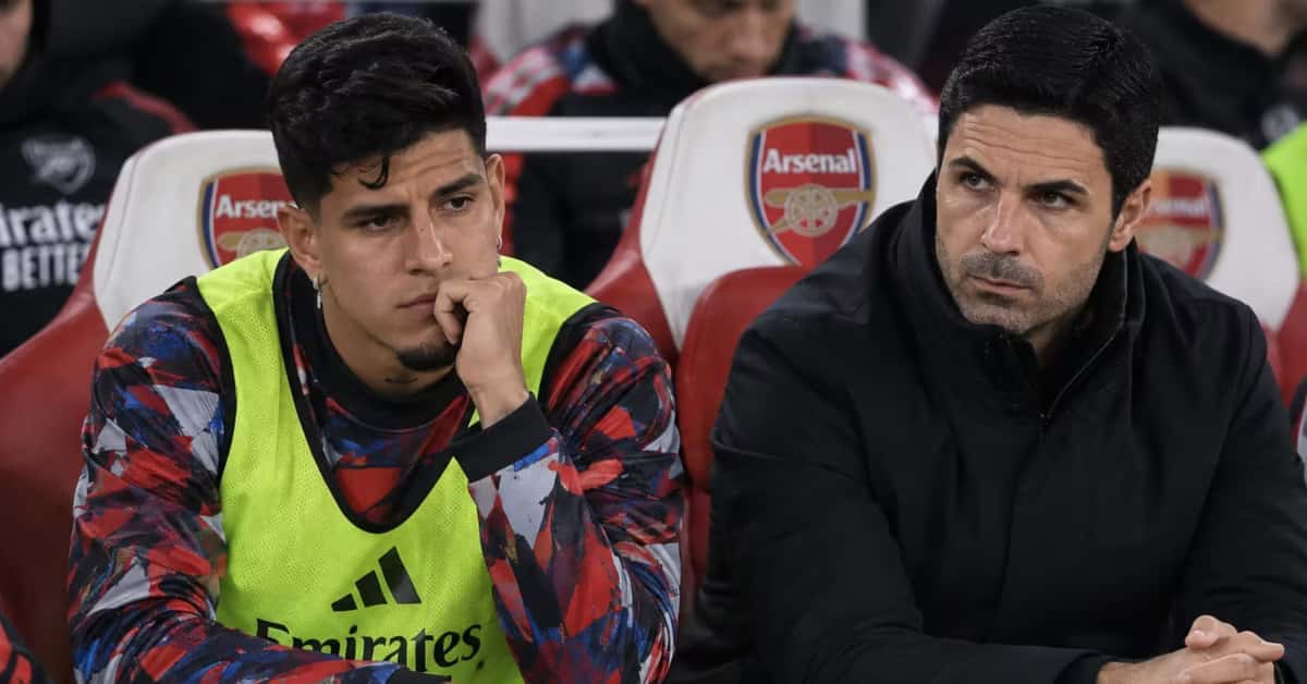 Piero Hincapié en la banca del Arsenal junto a Arteta