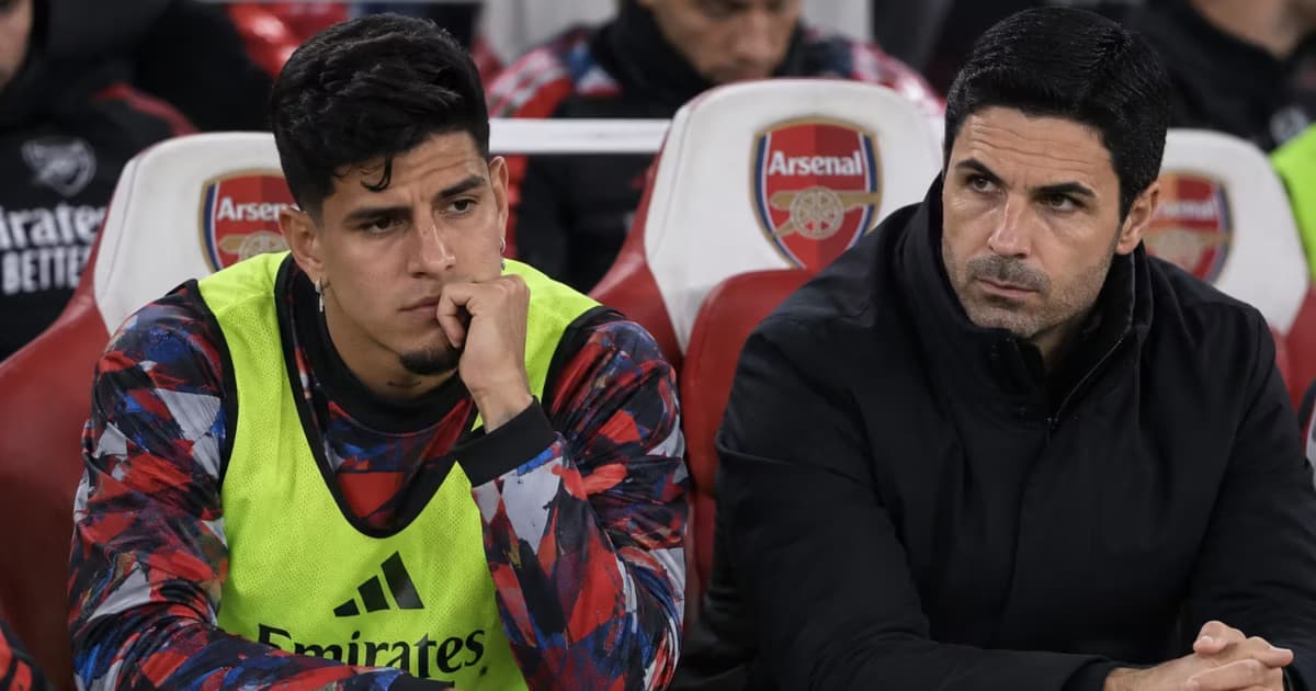 Piero Hincapié en la banca del Arsenal junto a Arteta