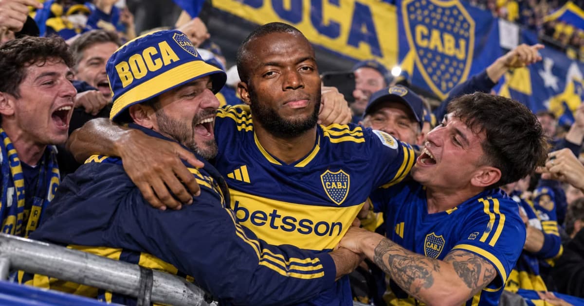 Enner Valencia con la hinchada de Boca Juniors
