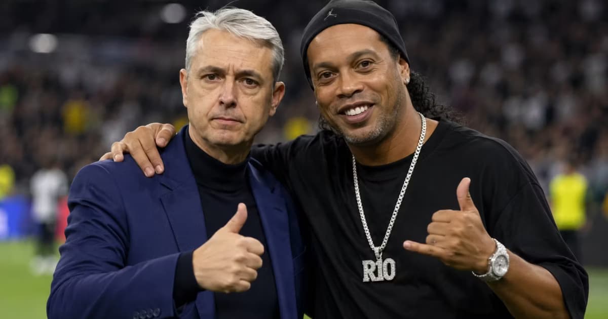 Tiago Nunes junto a Ronaldinho