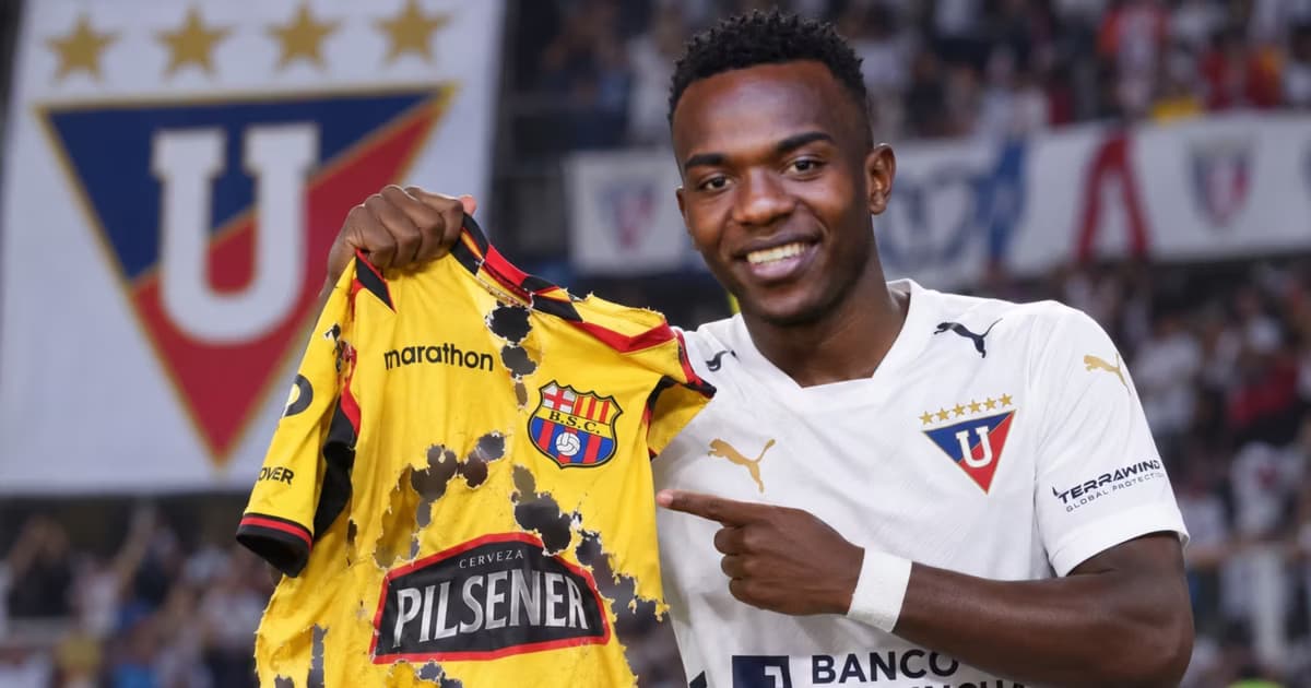 Jhonny Quiñónez con una camiseta rota de Barcelona SC