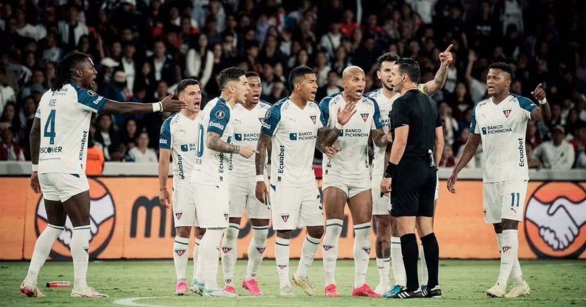 Los jugadores de Liga de Quito reclamando al arbitro