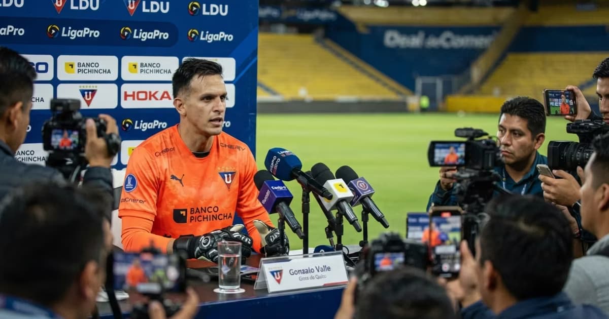 Gonzalo Valle hablando ante los medios