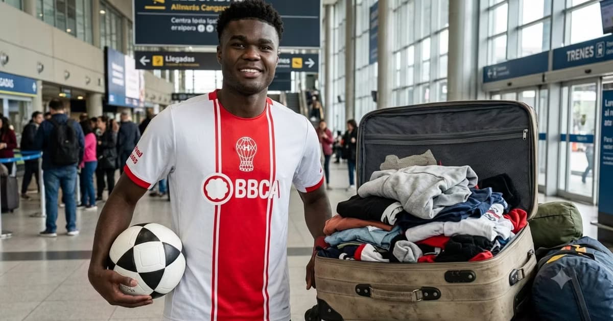 Jordy Caicedo con la camiseta de Huracán y mucha ropa