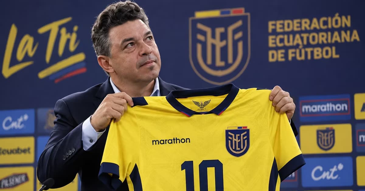 Marcelo Gallardo con la camiseta 10 de Ecuador