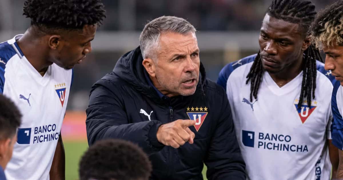 Gustavo Alvarez enojado con sus jugadores