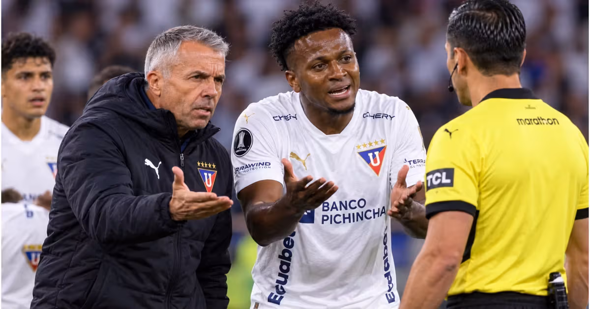 Gustavo Alvarez y Michael Estrada enojados con el arbitro