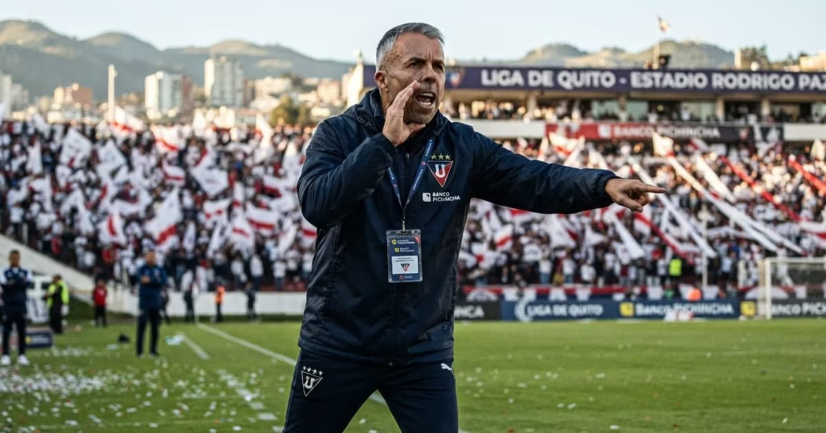 Gustavo Álvarez dirigiendo a LDU