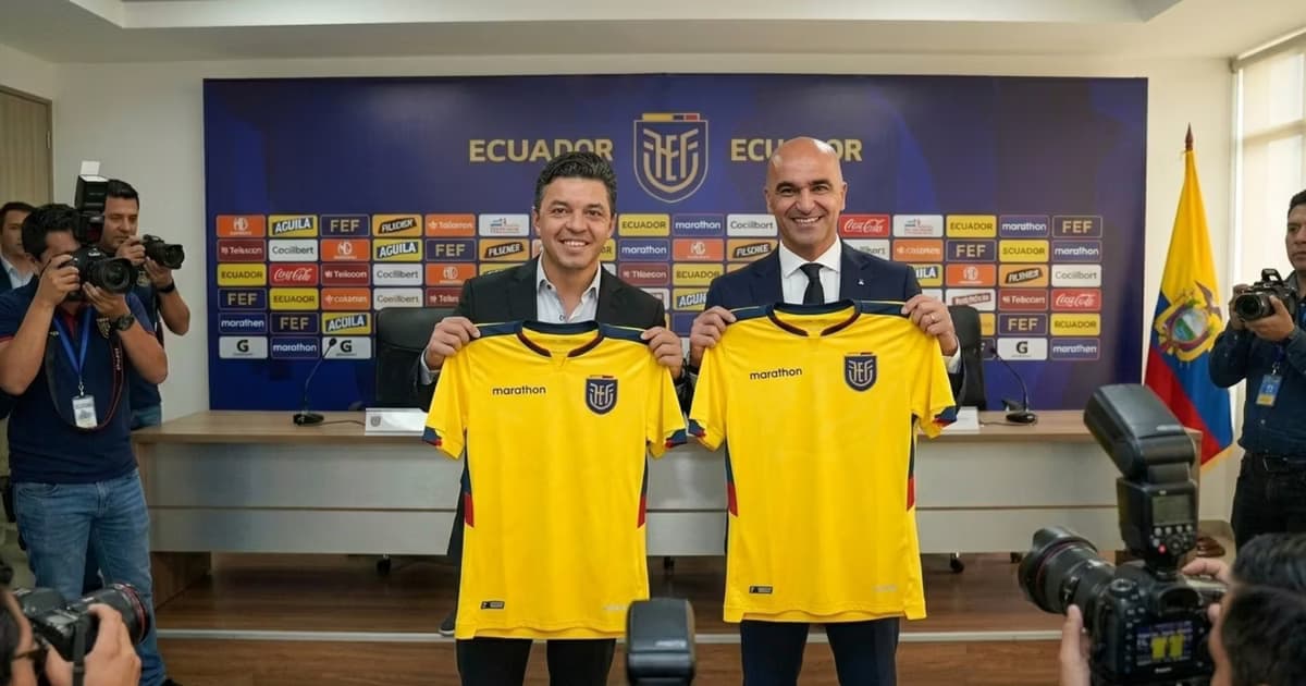 Marcelo Gallardo y Roberto Martínez con la camiseta de Ecuador en las manos