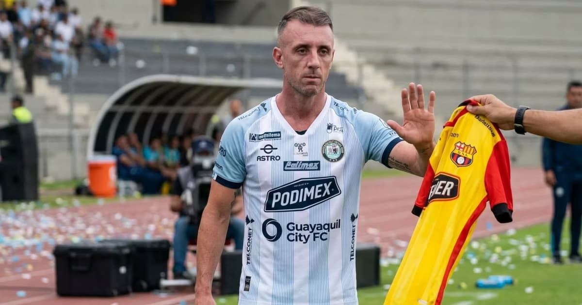 Damián Diaz rechazando la camiseta de BSC