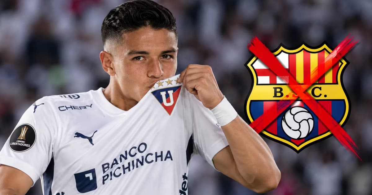Alexander Alvarado besando el escudo de LDU