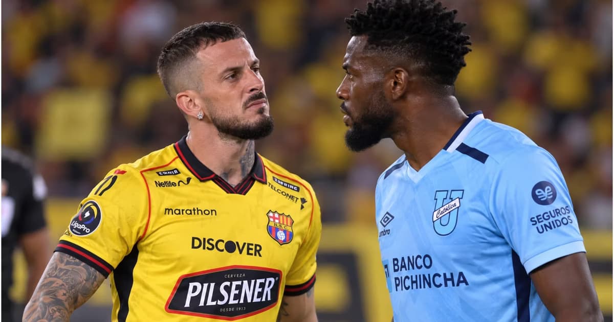 Darío Benedetto y Fajardo se miran