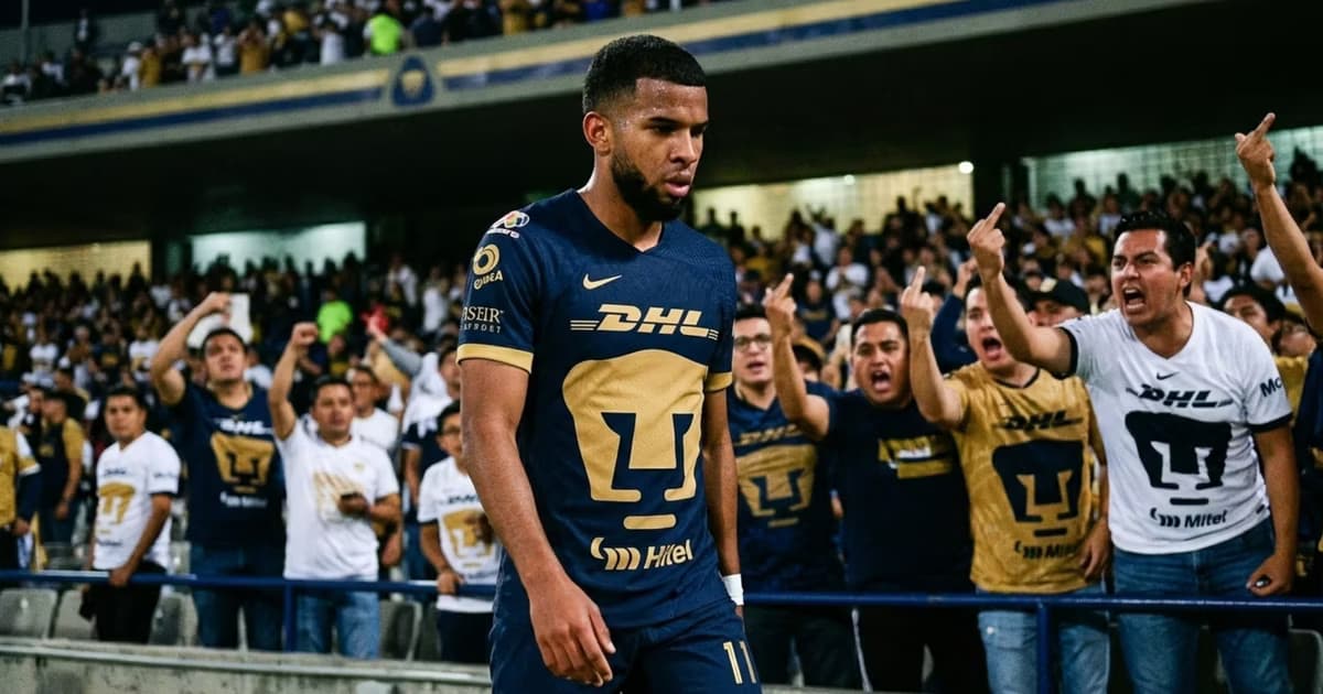 Pedro Vite y los aficionados de Pumas