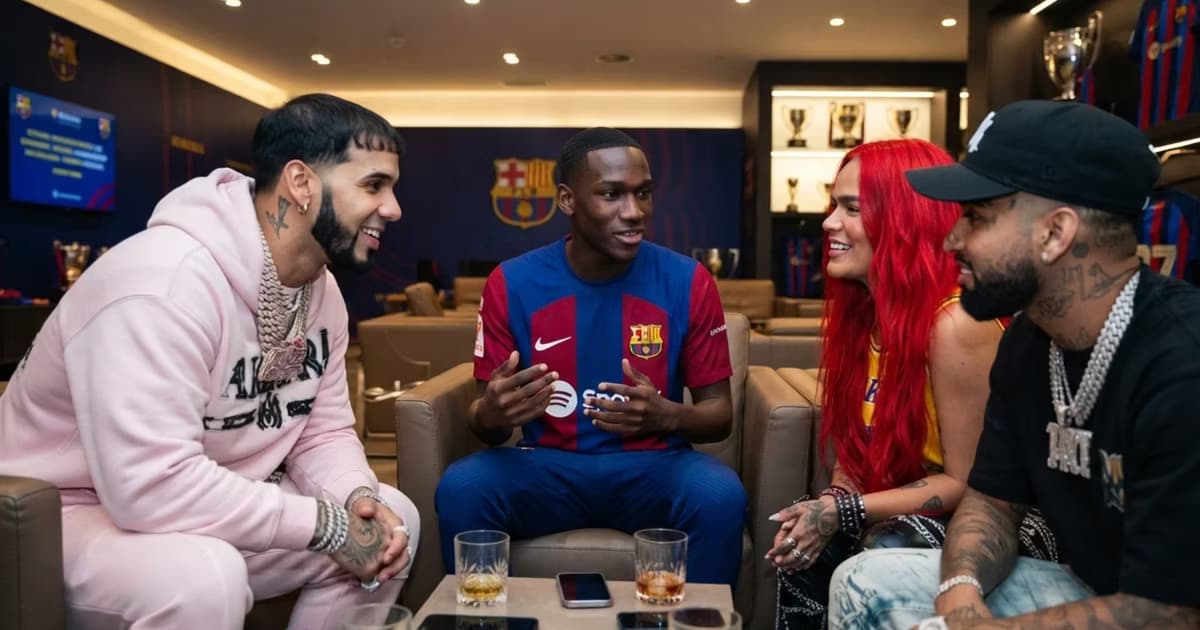 Josué Caicedo conversando con Anuel, Karol G y Bryant Myers.