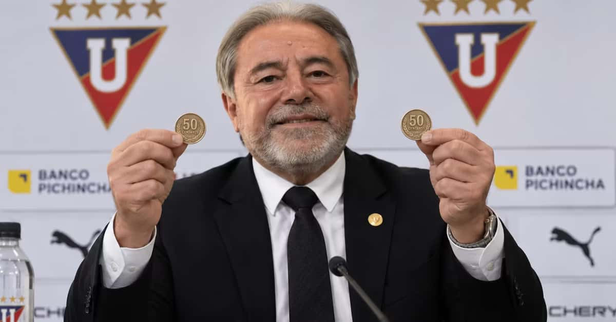 Isaac Alvarez mostrando dinero