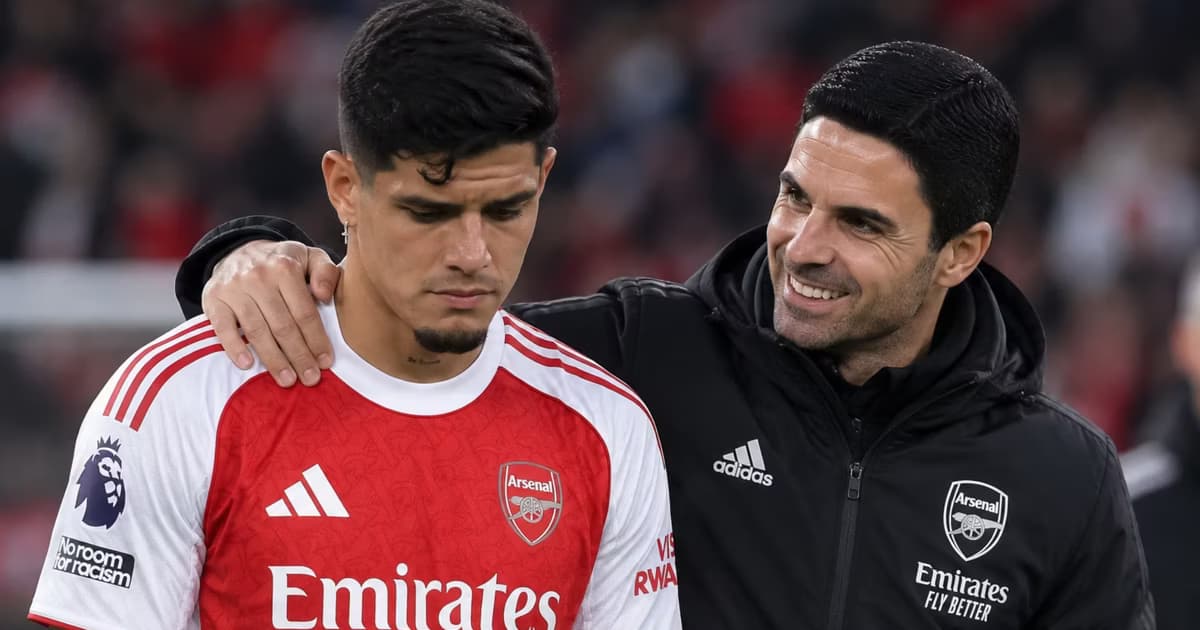 Piero Hincapié y Arteta en el Arsenal