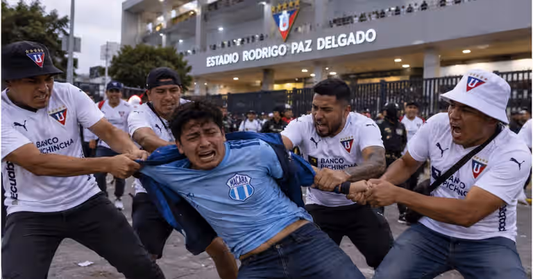 Hincha de Macará fue golpeado y despojado de su camiseta por seguidores de LDU en Quito