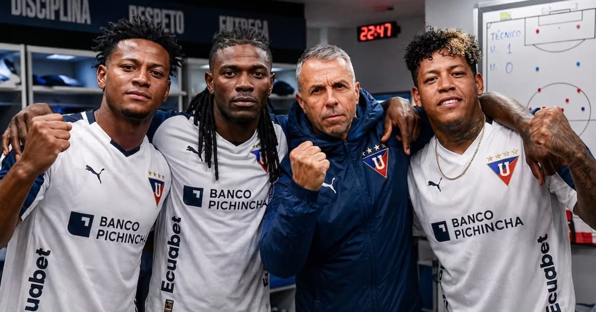 Gustavo Alvarez y los jugadores de LDU