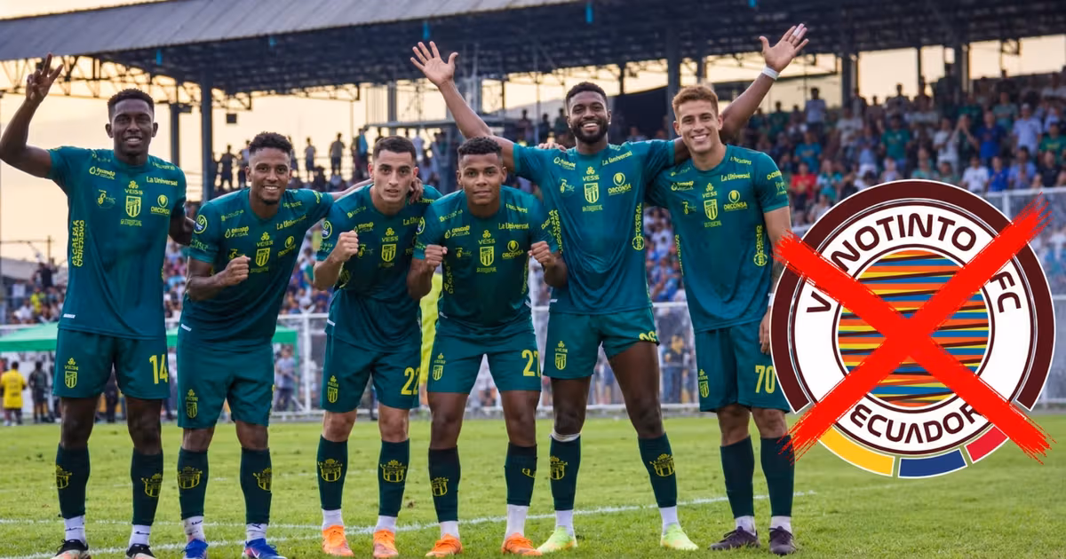 Los jugadores de 9 de Octubre y el escudo de Vinotinto tachado