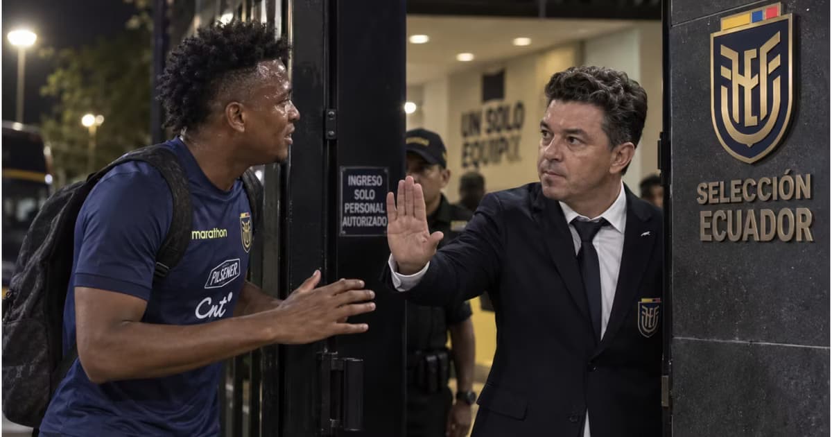 Marcelo Gallardo y Michael Estrada en la puerta de la selección