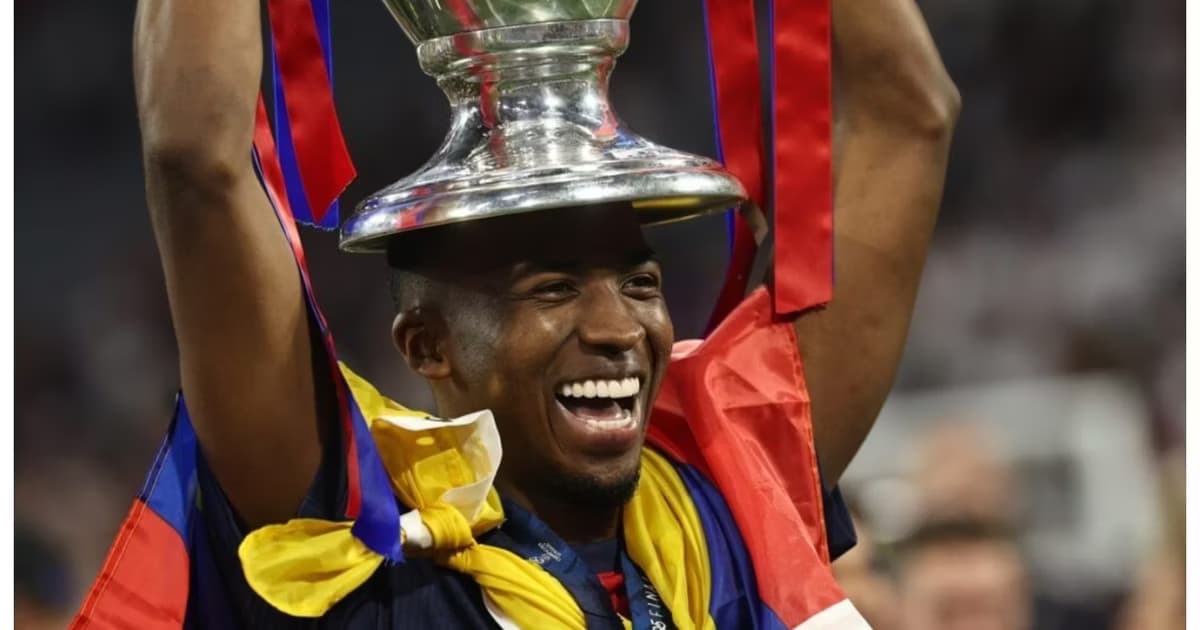 Willian Pacho con el trofeo de la Champions