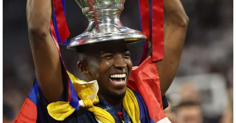 Willian Pacho celebró su segunda Champions League dándole un beso al trofeo