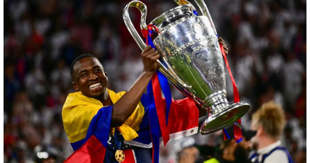 Willian Pacho levantando la Champions