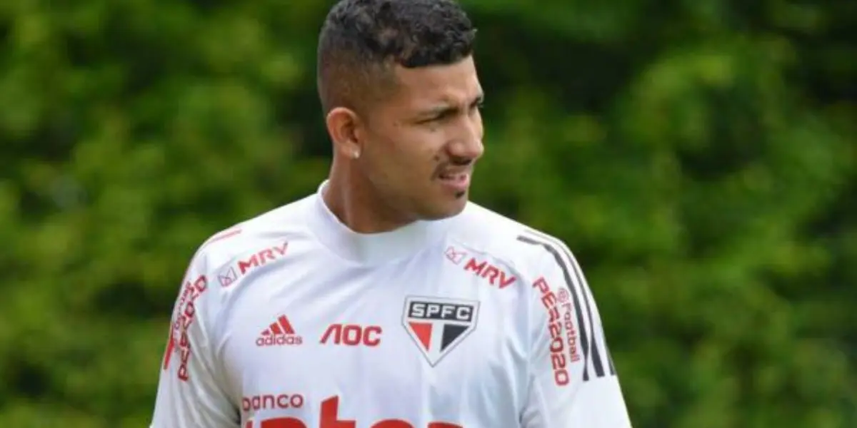 A pesar de que volvió con todo luego de su última lesión, el futuro de Joao Rojas podría estar lejos del Sao Paulo de Brasil.